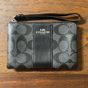 Coach • Wristlet